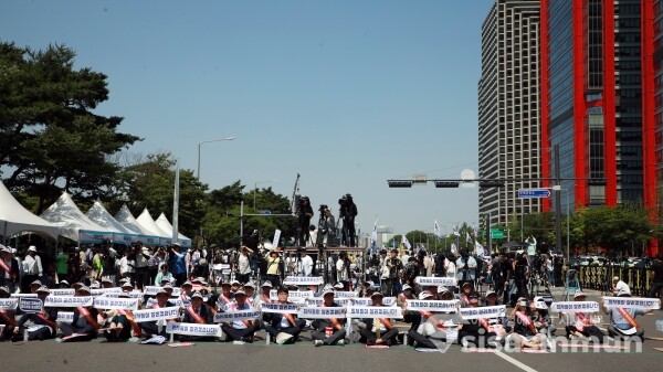 18일 전국 의사 총궐기대회에서 참가자들이 피켓을 들고 구호를 외치고 있다. [사진 / 오훈 기자]