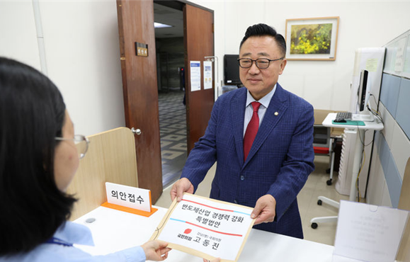 삼성전자 최고경영자(CEO) 출신인 고동진 국민의힘 의원이 지난 19일 서울 여의도 국회 의안과에서 반도체산업 경쟁력 강화 특별법안을 제출하고 있는 모습. 사진 / ⓒ뉴시스