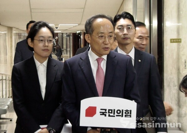 추경호 국민의힘 원내대표가 21일 국회에서 의회정치 원상복구 의원총회를 마친 뒤 백브리핑을 하고 있다. 사진 / 이훈 기자