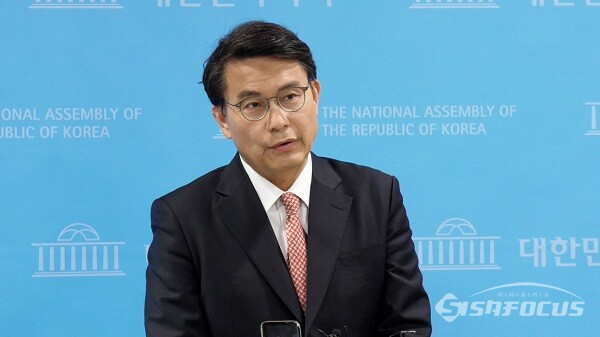 국민의힘 윤상현 의원이 과거 서울 여의도 국회 소통관에서 기자회견을 마친 뒤 취재진의 질문에 답하고 있는 모습. 시사포커스DB