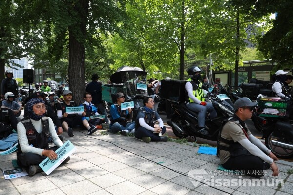 21일 민주노총 공공운수노조 라이더유니온지부 조합원들이 규탄대회를 갖고 있다. [사진 /오훈 기자]