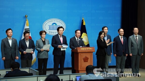 24일 국민의힘 외교안보특별위원회 위원들이 기자회견을 하고 있다. [사진 /오훈 기자]
