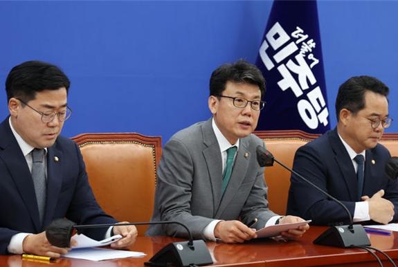 진성준 더불어민주당 정책위의장이 20일 서울 여의도 국회 본청에서 열린 정책조정회의에서 모두발언을 하고 있다. ⓒ뉴시스