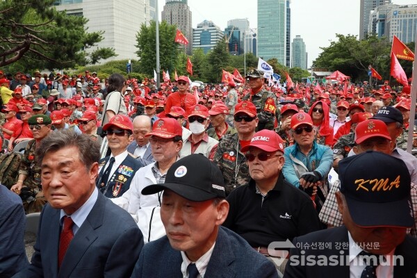 27일 해병대전우전국총연맹 등 전국 예비역 해병대 100개 단체 회원들이 궐기대회를 갖고 있다. [사진 /오훈 기자]