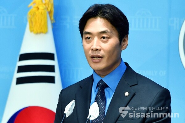 1일 한준호 의원이 기자회견을 하고 있다. [사진 /오훈 기자]