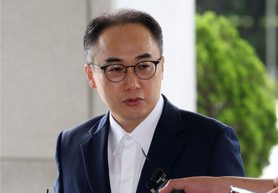 이원석 검찰총장이 5일 서울 서초구 대검찰청으로 출근하는 길에 취재진들을 향해 더불어민주당의 검사 탄핵소추안 추진에 대한 검찰 측의 입장을 밝히고 있다. ⓒ뉴시스