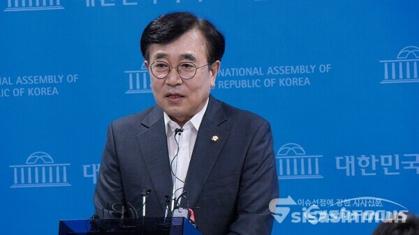 국민의힘 서병수 전국위원회 의장이 31일 오후 서울 여의도 국회 소통관에서 전국위원회 의장직 사퇴를 밝히는 기자회견을 열고 있다. 사진 / 김기범 기자