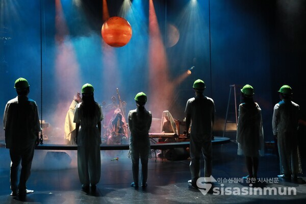 5일 연주자 김오키(색소폰), 진수영(피아노), 정수민(콘트라베이스)이 배우 강정윤, 고규빈, 마광현, 배병휘, 아누팜, 정수민, 한양희와 함께 공연하고 있다. [사진 /오훈 기자]