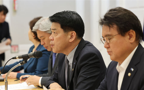 김준형 조국혁신당 당 대표 권한대행이 8일 서울 여의도 국회에서 열린 최고위원회의에서 모두발언을 하고 있다. ⓒ뉴시스