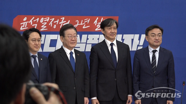 조국혁신당 조국 전 대표가 지난 3월5일 서울 여의도 국회에서 더불어민주당 당대표실을 예방하여 함께 기념촬영을 하고 있는 모습.(왼쪽부터 더불어민주당 천준호 의원, 이재명 전 대표, 조국혁신당 조국 전 대표, 신장식 원내대변인) 사진 / 김경민 기자