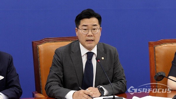 더불어민주당 박찬대 당대표 직무대행 겸 원내대표가 지난달 19일 오후 서울 여의도 국회에서 열린 언론브리핑에서 발언하고 있다. 사진 / 이 훈 기자