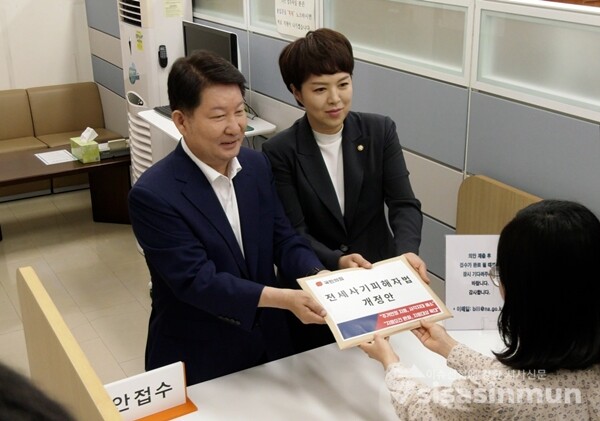 권영진, 김은혜 국민의힘 의원이 15일 오전 국회 의안과에 전세사기특별법 개정안을 제출하고 있다. 사진 / 이훈 기자