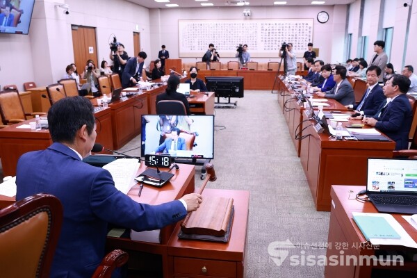 16일 정청래 법사위원장이 의사봉을 두드리고 있다.