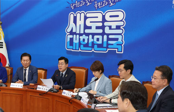 박찬대 더불어민주당 대표 직무대행 겸 원내대표가 17일 서울 여의도 국회에서 열린 민주당 최고위원회의에서 모두발언을 하고 있다. ⓒ뉴시스