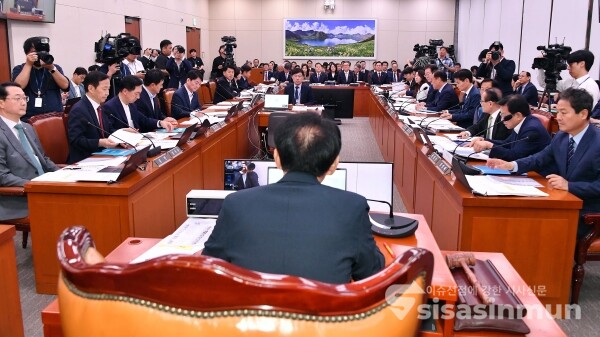 17일 국회에서 외통위 전체회의가 열리고 있다.