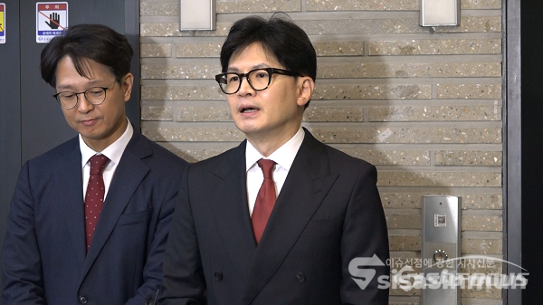 국민의힘 한동훈 전 비상대책위원장이 25일 오전 서울 여의도 당사에서 7·23 전당대회 당 대표 후보자 등록을 마치고 취재진의 질문에 답하고 있다. 사진 / 김경민 기자