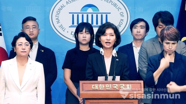 18일 기본소득당·더불어민주당·사회민주당·새로운미래·조국혁신당·진보당 등 야6당 쳥년들이 기자회견을 하고 있다.