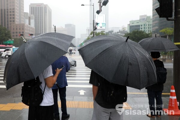 18일 시민과 직장인들이 우산을 쓰고 발걸음을 재촉하고 있다. [사진 /오훈 기자]
