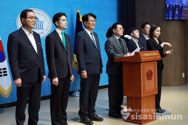 19일 전병헌 대표가 기자회견을 하고 있다. [사진 /오훈 기자]