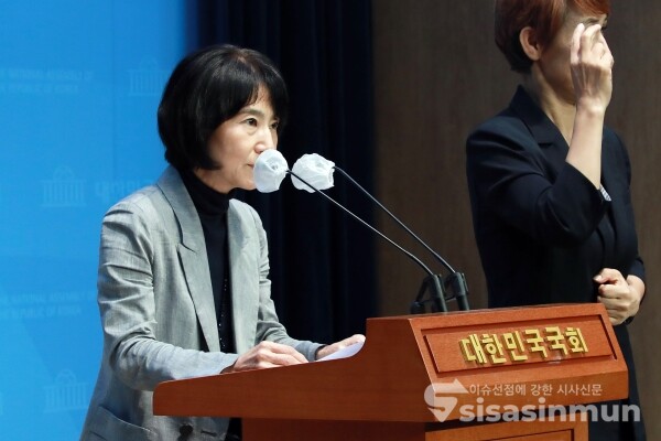 22일 이혜숙 부대변인이 브리핑을 하고 있다. [사진 /오훈 기자]