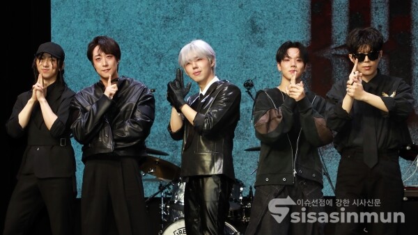 23일 밴드 케이브의 지상이 포토타임을 갖고 있다. [사진 / 오훈 기자]