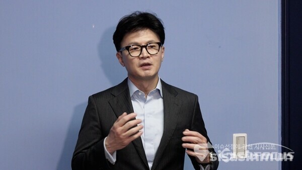 한동훈 국민의힘 당 대표 후보가 17일 국민의힘 제4차 전당대회 서울·인천·경기·강원 합동연설회 이후 백브리핑을 하고 있다. 사진 / 이훈 기자