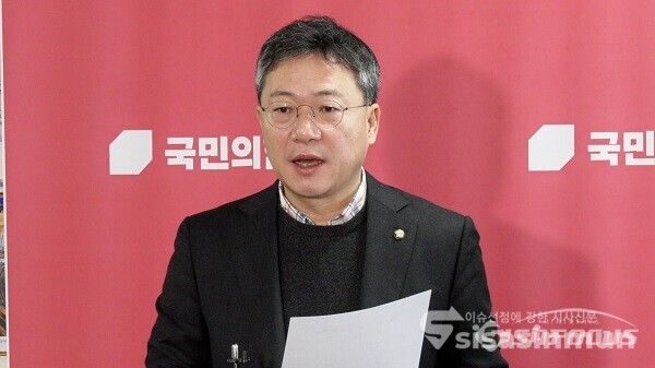 국민의힘 박정하 수석대변인이 21일 오전 서울 여의도 국회에서 열린 최고위원회의를 마친 뒤 취재진의 질문에 답하고 있다. 사진 / 이 훈 기자