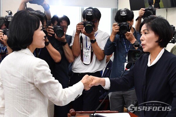 지난 24일 오전 서울 여의도 국회 본청에서 열린 과학기술정보방송통신위원회 인사청문회에서 이진숙 방송통신위원장 후보자와 최민희 과방위원장이 악수를 나누고 있다. 사진 / 오훈 기자