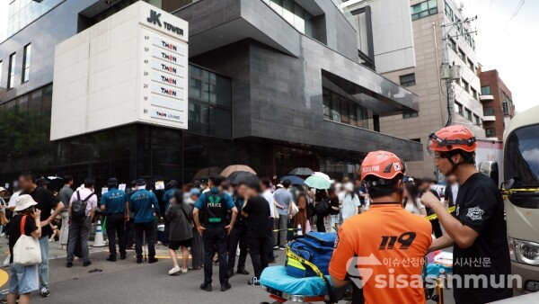 26일 환불을 원하는 소비자들이 티몬 신사옥 주변에 몰려들고 있다. [사진 / 오훈 기자]
