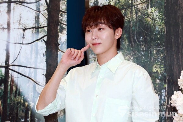 26일 세븐틴 멤버 승관이 포즈를 취하고 있다. [사진 / 오훈 기자]