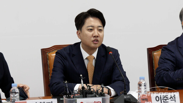 이준석 개혁신당 의원이 지난 4월17일 국회에서 열린 당 최고위원회의에서 모두 발언을 하고 있다. 사진 / 이 훈 기자