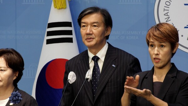 조국혁신당 조국 대표가 30일 당내 의원들과 함께 서울 여의도 국회 소통관에서 '정치혁신 4법' 당론 발의 채택을 발표하는 기자회견을 하고 있다. 사진 / 이 훈 기자