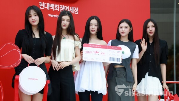 1일 뉴진스(민지, 다니엘, 하니, 해린, 혜인)가 포즈를 취하고 있다.(1) [사진 / 오훈 기자]