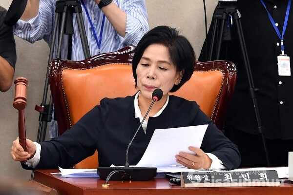 24일 최민희 위원장이 의사봉을 두드리고 있다. 사진 / 시사신문DB