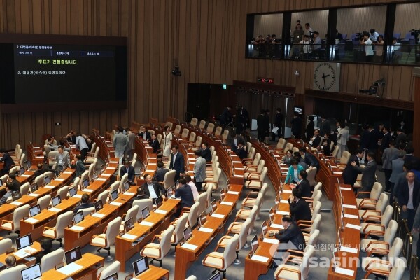 5일 국민의힘 의원들이 이숙연 대법관 후보자에 대한 임명동의안 투표에 참여하고 있다.