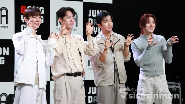 8일 방용국&정대현&유영재&문종업이 포토타임을 갖고 있다. [사진 /오훈 기자]