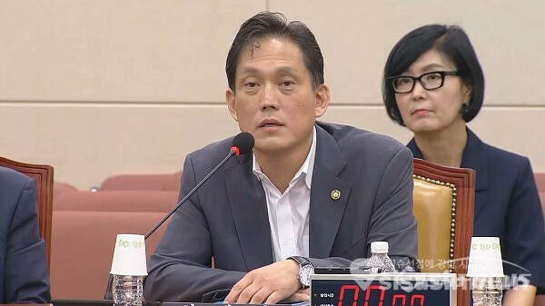 김태규 방송통신위원장 직무대행이 14일 오전 서울 여의도 국회에서 열린 과학기술정보방송통신위원회 전체회의 불법적 방문진 이사 선임 등 방송장악 관련 2차 청문회에서 의원들의 질의에 답하고 있다. 사진 / 이 훈 기자