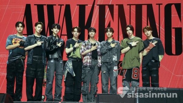 14일 그룹 루네이트(진수, 카엘, 타쿠마, 준우, 도현, 이안, 지은호, 은섭)가 포토타임을 가지고 있다. [사진 /오훈 기자]