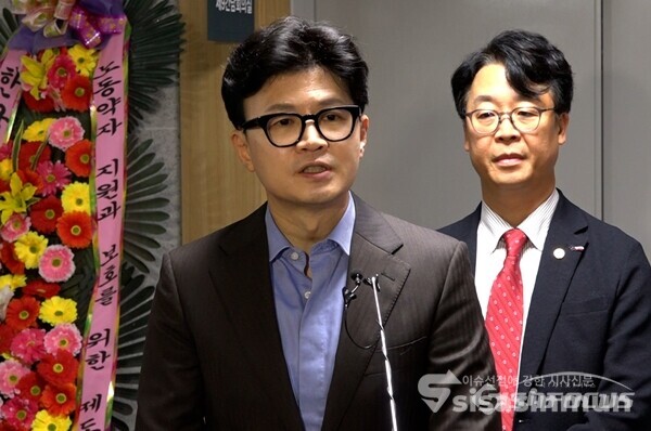 한동훈 국민의힘 대표가 7일 오후 국회 의원회관에서 기자들과 만나 백브리핑을 하고 있다. 사진 / 이훈 기자