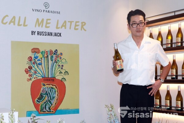 16일 배우 겸 화가 하정우가 포즈를 취하고 있다. [사진 / 오훈 기자]