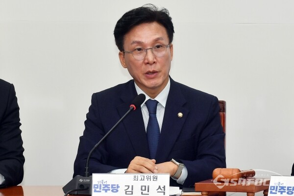 김민석 더불어민주당 최고위원이 지난 19일 서울 영등포구 여의도 국회 본청 당대표 회의실에서 열린 최고위원회의에서 발언을 하고 있다. 사진 / 오 훈 기자