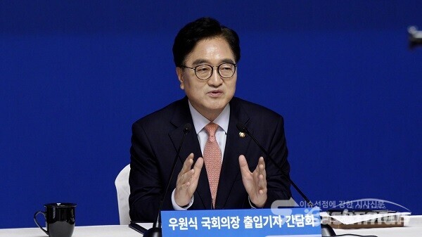 우원식 국회의장이 21일 국회 사랑재에서 열린 기자간담회에서 발언하고 있다. 사진 / 이 훈 기자