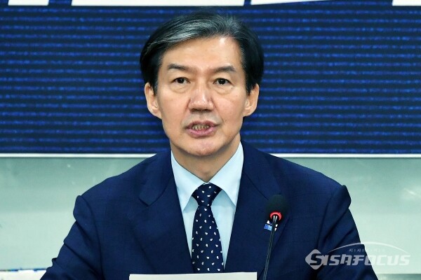 조국 조국혁신당 당 대표가 지난 14일 오전 서울 영등포구 여의도 국회의원회관 제8간담회실에서 열린 최고위원회-3년은너무길다! 특별위원회 연석회의에서 모두발언을 하고 있다. 사진 / 오 훈 기자