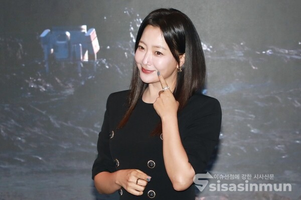 30일 배우 김희선이 포즈를 취하고 있다. [사진 /오훈 기자]