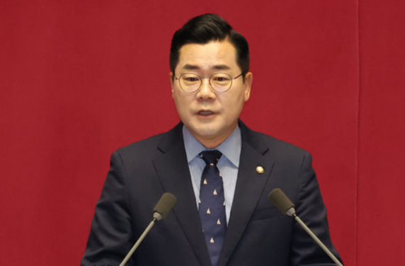 박찬대 더불어민주당 원내대표가 4일 오전 서울 여의도 국회 본회의장에서 국정에 관한 교섭단체 대표연설을 하고 있다. 사진 / 시사포커스TV