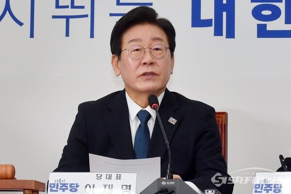 이재명 더불어민주당 대표가 지난달 19일 서울 영등포구 여의도 국회 본청 당대표 회의실에서 열린 당 최고위원회의에서 모두발언을 하고 있다. 사진 / 오 훈 기자