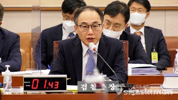 이원석 검찰총장이 20일 서울 여의도 국회에서 열린 법제사법위원회의 대검찰청에 대한 국정감사에서 의원들의 질의에 답하고 있다. 사진 / 권민구 기자