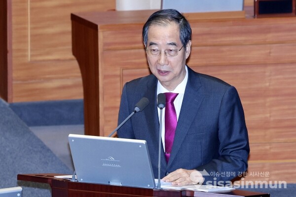 9일 한덕수 국무총리가 의원의 질의에 답하고 있다.
