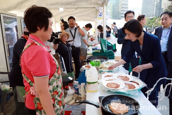 10일 오영주 중소벤처기업부 장관이 장을 보며 시장 상인과 대화하고 있다. [사진 /오훈 기자]