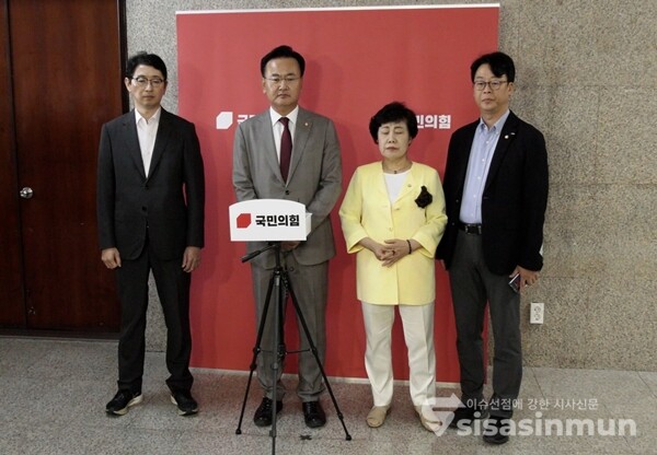 국회 법제사법위원회 소속 국민의힘 위원들이 11일 오후 국회에서 일방적인 법사위 진행 및 야당의 법안 일방 처리를 규탄하는 성명을 발표하고 있다. 사진 / 이훈 기자